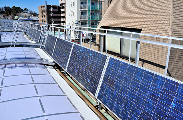 アーケード屋上に設置された太陽電池